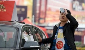 رجل يفوز بسيارة BMW بعد ان وضع يده عليها 87 ساعة متواصلة
